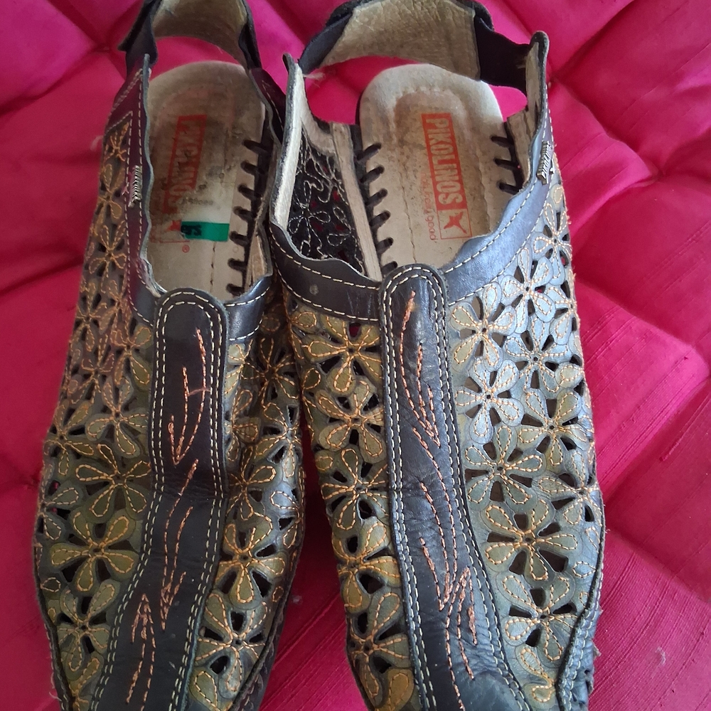 PIKOLINOS Black and Gold Floral Loafers